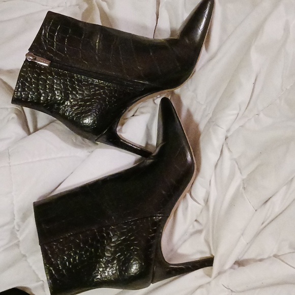 Size 8 m Vince Caputo boots zipper side leather uppers - Picture 1 of 6